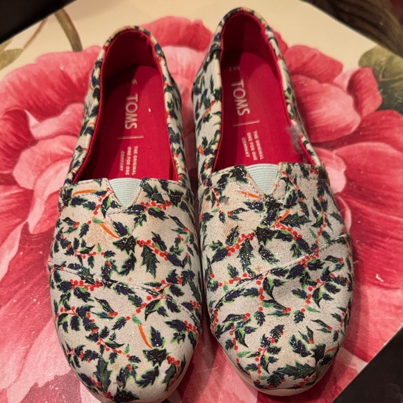 Toms Shoes - TOMS Women's Floral Print Flats - Red and Green Mint Holly Jolly pre Qwen